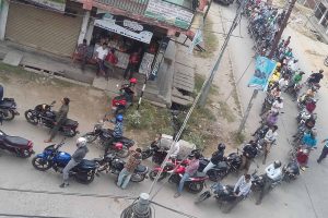 कहिले सम्म बस्नुपर्ने लाइनमा (फोटो फिचर)