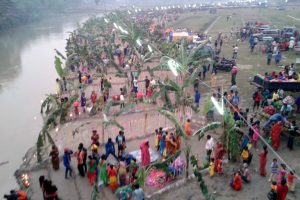 ईनरुवामा सूर्यलाई अर्घ अर्पण : छठ पर्व मनाइदै