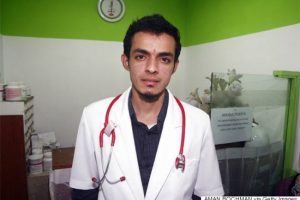 अचम्मका डाक्टर : जसले बिरामीको उपचार गरेपछि पैसा होइन, फोहोर लिन्छन् (भिडियो सहित)