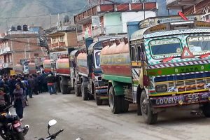 चिनबाट हिडयोे पेट्रोलबोकेको १२ टयाङकर : साझसम्म काठमाण्डौ पुग्ने