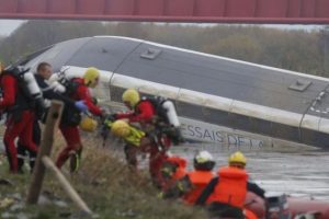 फ्रान्समा विपत माथि विपत : रेल दुर्घटना, दश जनाको मृत्यु