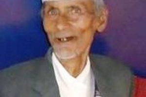 पत्रकार डम्बर  थापा प्रधानमंत्रीबाट सम्मानित हुँदै