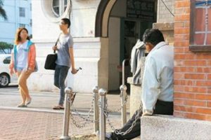 एक व्यक्ति जो २० वर्षदेखि रेलस्टेशन बाहिर प्रेमिका कुरिरहेका छन्