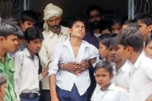 अनौठो बालक, जसलाई हरेक दिन सर्पले डस्दछ