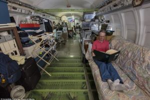 यी हुन १५ वर्ष देखि विमानमा बसिरेहका ब्यक्ति (तस्बिरसहित)