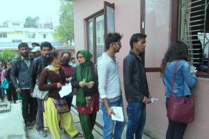 लोक सेवा आयोगको अनलाइन सिस्टम भएपनि घण्टौं लाइनमा बस्नै पर्ने बाध्यता