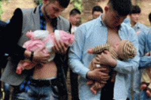 आफ्ना बच्चालाई दुध खुवाउन हिचकिचाउने आमालाई यि युवकले दिए दुध चुसाएर चुनौती