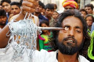 आफ्नै आँखा निकाल्दा… (तस्विर सहित)