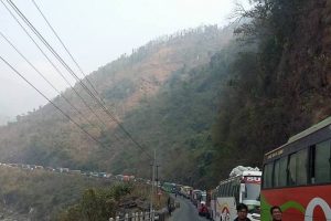 मुग्लिन–नारायणगढ सडक खण्ड पहिरोका कारण ९ घन्टादेखि अवरुद्ध