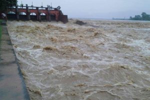 त्रियुगा नदीमा आएको बाढीले सयौ घर डुबानमा, वर्षाको पानी घरमा छिरेको भन्दै चक्काजाम