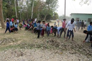 विद्यालयको विकासमा लागे शिक्षक र अभिभावक