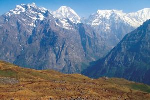 हिउँबिहीन भएपछि काला पहाड बन्दैछन नेपालका हिमालहरू
