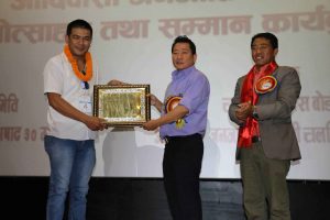 इनरुवाका अरुणले पाए “आदिवासी जनजाती चलचित्र प्रतिभा सम्मान”