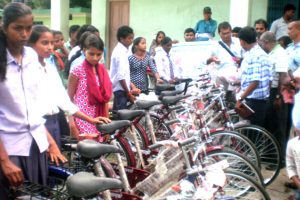 गरिब एवं जेहन्दार विद्यार्थीलाई साइकल प्रदान