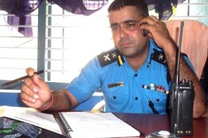 इटहरीमा तहलका मच्चाएका डिएसपी बिनाेद शर्मा बारामा यसरी चुके : ब्यापारीलार्इ यातनादिएकाे भन्दै शर्माबिरूद्ध अदालतमा मुद्दा दायर