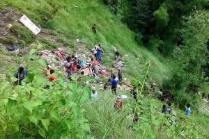 अपडेट बस दुर्घटना : ३१ जनाको मृत्यु , नेपाली सेनाको हेलिकप्टर घटना स्थल पुग्दै