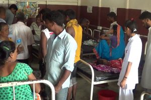 जिल्ला अस्पतालाई विरामी धान्नै धौधौ