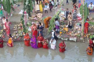 छठ पर्वको मुख्य दिन आज साँझ अस्ताउँदो सूर्यलाई अघ्र्य दिइँदै