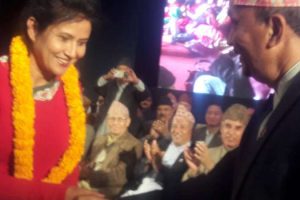 कोमल वलीको राप्रपामा प्रवेश : कमल थापा द्वारा फूलमालाले स्वागत