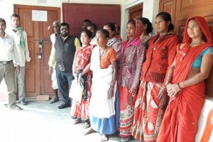 अभिभावकले गरे विद्यालयमा तालाबन्दी