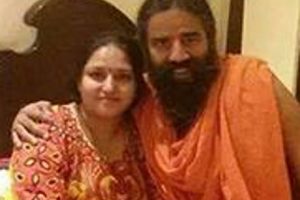 यस्तो रहेछ- रामदेवको अंगालोमा भेटिने महिलाको रहस्य (भिडियो सहित)