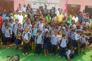 विद्यार्थीलाई पाठ्य सामाग्रि वितरण 