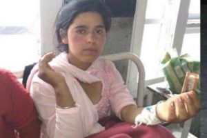 ३ वर्षदेखि सेतो सर्पले यी किशोरीलाई पछ्याउँदै, ३४ पटक डस्नुको पछाडि यस्तो कारण…