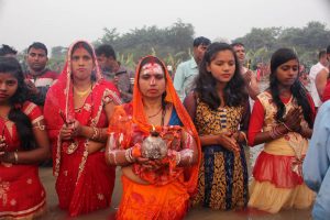 उदाउँदो सूर्यलाई अघ्र्य दिई यस वर्षको छठ सम्पन्न (फोटो फिचर)