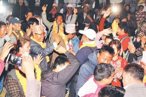 फेरिँदै प्रचार शैली: लाईभ प्रसारन गर्न उम्मेदवारबीच होडबाजी