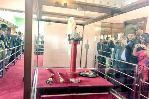 ७ सय ५० वटा हिराका टुक्रा जोडिएको नेपालका पूर्व राजाको श्रीपेचका यस्ता छन् विशेषता