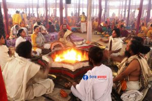 चतरामा जारी श्रीराम तारकब्रह्म महायज्ञमा भक्तजनको भीड