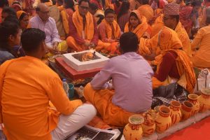 अश्वमेध गायत्री महायज्ञमा देवपूजन र हवन सुरु, १७ सयले गरे एकैसाथ पुजापाठ