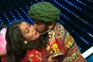 जज नेहा कक्कडलाई प्रतियोगीले अँगालो हाल्दै चुम्बन गरे पछि…