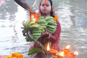 अस्ताउँदो सूर्यलाई अघ्र्य दिइँदै (फोटो फिचर)
