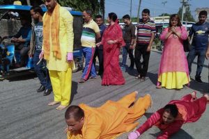 बिगत वर्ष झै मेयर पराजुलीको छठ पूजाका लागि सडकमा सुतेर प्रणाम यात्रा