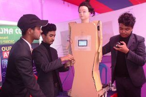 मान्छे संग बाेल्ने राेबर्ट देखि अचम्मकाे ड्राेन सम्म