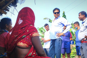 डुबान पीडितका घरदैलोमा मेयर