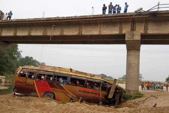 भैरहवा-परासी हुलाकी राजमार्ग खण्डमा यात्रुबाहक बस दुर्घटना हुँदा ९ जनाको मृत्यु