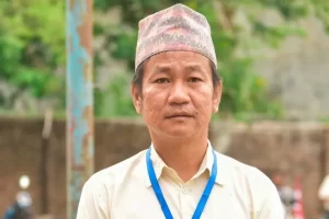 धरानमा डोजर चलाउदा  स्थानीयबासिन्दाले गरे ढुंगामुढा