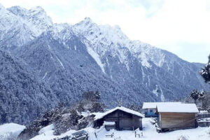 ताप्लेजुङको पाथीभरा मन्दिर क्षेत्रमा सामान्य वर्षासँगै हिमपात
