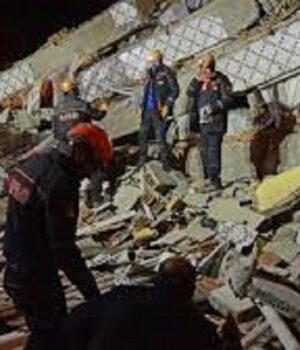 टर्कीमा बिहान गएको भूकम्पबाट १४३ जनाकाे मृत्यु