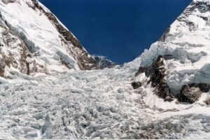 सगरमाथाको खुम्बु आइसफलमा हिमपहिरो : ३ शेर्पा आरोहीको मृत्यु