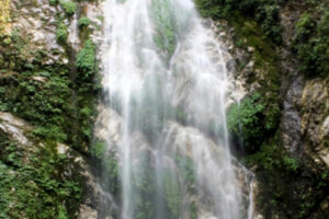 माेरङकाे कोलुङ झरना : गर्मी बढेसँगै आन्तरिक पर्यटकहरूकाे भिड