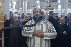 जब प्रार्थना गरिरहेका इमामको काँधमा बिरालो चढ्यो