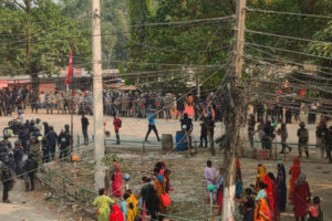 इनरूवामा लघुवित्त पीडित र प्रहरीबीच झडप : राजमार्ग बन्द गराएपछि प्रहरीले गर्याे लाठिचार्ज