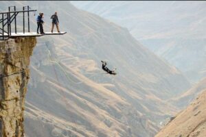 सम्बन्धविच्छेदको खुसी मनाउन बन्जी जम्प गर्न गए, हाम्फाल्ने बित्तिकै डोरी चुँडिएपछि…