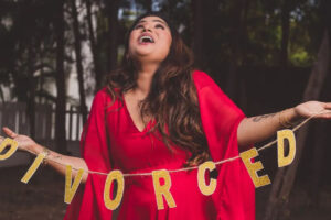 डिभोर्स हुदा फाेटाेसुट गरेर खुसियाली मनाउने भाइरल महिला शालिनी को हुन् ? यस्ता छन उनका हर्कत !