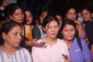 मनकारी गिभिना: नर्सहरूप्रति नकारात्मक टिप्पणी नगर्न आग्रह गर्दै मागिन् माफी