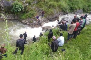 ताप्लेजुङमा हजुरबुबाको मलामी गएका नातिलाई खोलाले बगायाे , खाेजी कार्य जारी