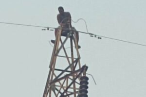 सडक मर्मत राेक्न माग गर्दै मोरङ बुढिगंगाका एक पुरुष ६ घण्टादेखि हाइटेन्सन लाइनमा , अध्यक्ष , उपाध्यक्ष नआएसम्म नझर्ने अडान